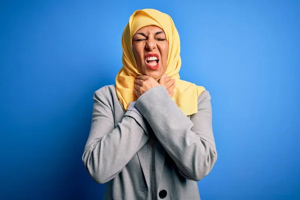 Mulher Negócios Morena Meia Idade Vestindo Muçulmano Tradicional Hijab Sobre — Fotografia de Stock