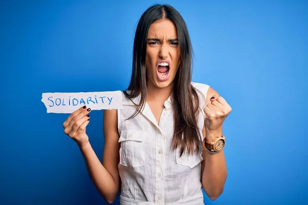 Jovem Bela Morena Segurando Papel Com Mensagem Solidariedade Sobre Fundo — Fotografia de Stock