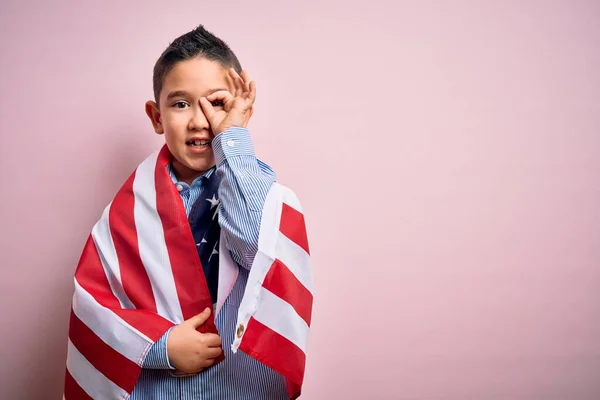 Молодий Маленький Патріотичний Хлопчик Вкритий Єдиними Штатами Прапора Америки День — стокове фото