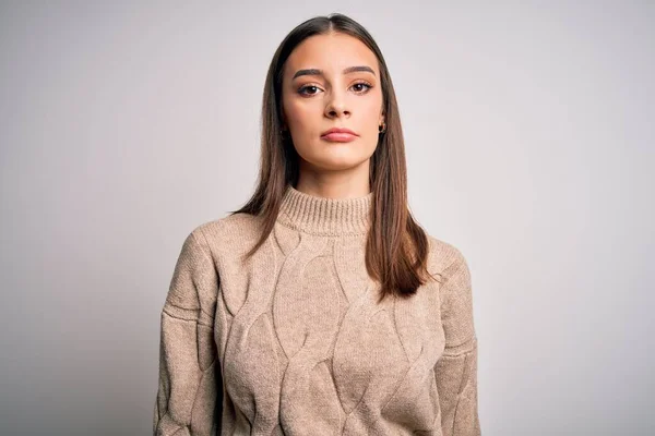 Jonge Mooie Brunette Vrouw Dragen Casual Trui Staan Witte Achtergrond — Stockfoto