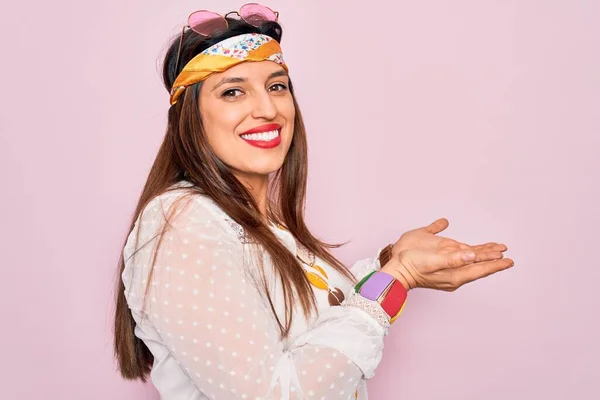 Jonge Spaanse Hippie Vrouw Dragen Mode Boho Stijl Een Zonnebril — Stockfoto