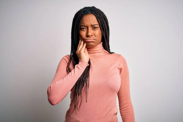 Молодая Африканская Американка Стоит Небрежно Прохладно Белом Изолированном Фоне Касаясь — стоковое фото