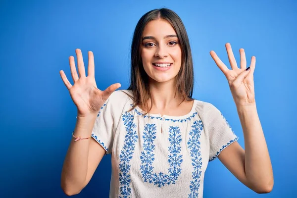 Jovem Bela Mulher Morena Vestindo Camiseta Casual Sobre Fundo Azul — Fotografia de Stock