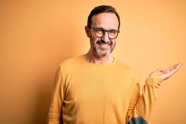 Homem Hoary Meia Idade Vestindo Camisola Casual Óculos Sobre Fundo — Fotografia de Stock