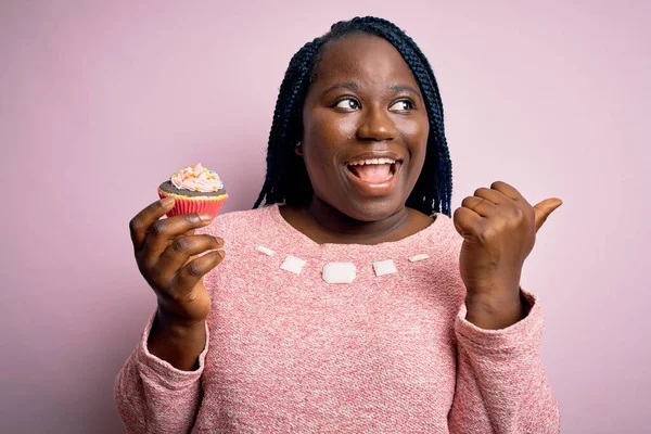 Junge Afrikanisch Amerikanische Size Frau Mit Zöpfen Isst Süßen Schokoladen — Stockfoto