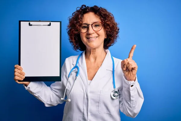 Medico Capelli Ricci Mezza Età Donna Che Indossa Cappotto Stetoscopio — Foto Stock