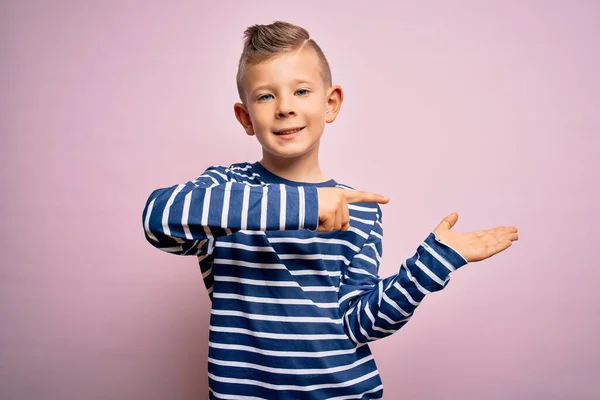 Junge Kleine Kaukasische Kind Mit Blauen Augen Tragen Nautische Gestreiftes — Stockfoto