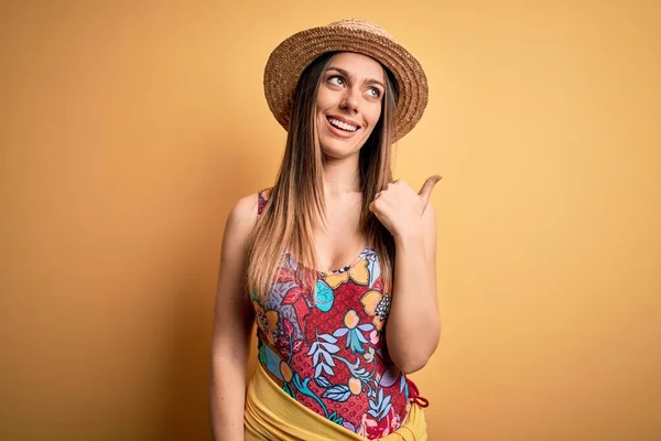 Jovem Mulher Loira Bonita Vestindo Maiô Chapéu Verão Sobre Fundo — Fotografia de Stock