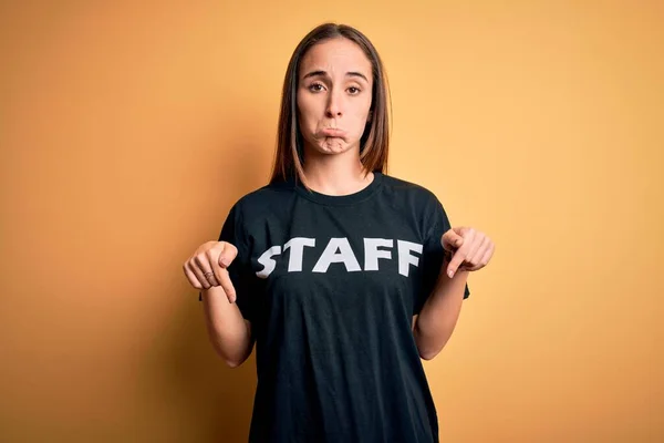 Młoda Piękna Pracownica Nosi Koszulkę Jednolity Personel Odizolowanym Żółtym Tle — Zdjęcie stockowe