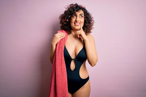 Joven Hermosa Mujer Árabe Rizado Vacaciones Con Traje Baño Sosteniendo —  Fotos de Stock
