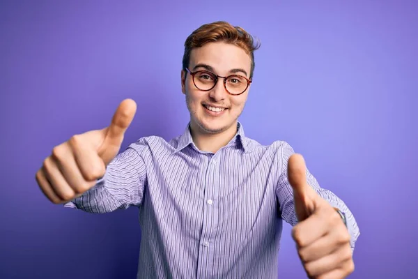 Junger Gutaussehender Rothaariger Mann Mit Lässigem Hemd Und Brille Vor — Stockfoto