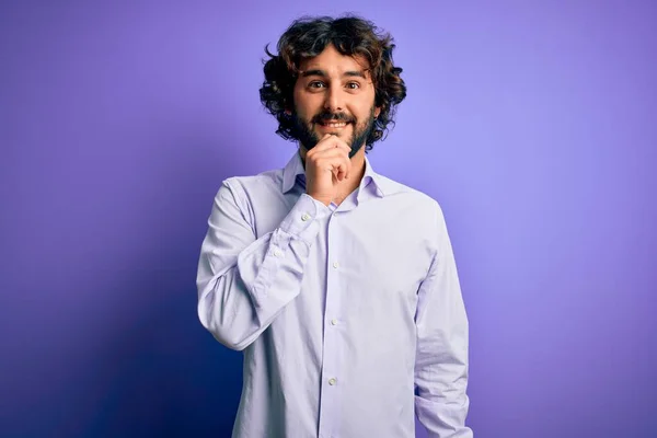 Mladý Pohledný Obchodník Vousy Košili Stojící Nad Purpurovým Pozadím Sebevědomě — Stock fotografie