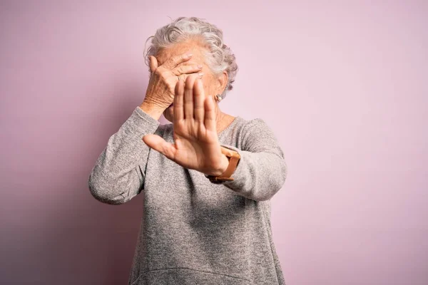 Senior Όμορφη Γυναίκα Φορώντας Casual Shirt Στέκεται Πάνω Από Απομονωμένο — Φωτογραφία Αρχείου