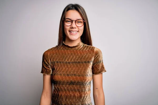 Genç Güzel Esmer Bir Kız Günlük Tişört Gözlük Takıyor Mutlu — Stok fotoğraf