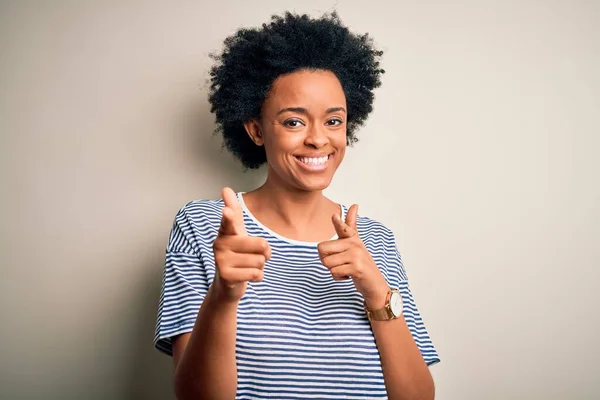 Ung Vacker Afroamerikansk Afro Kvinna Med Lockigt Hår Bär Randig — Stockfoto