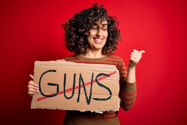 Joven Mujer Árabe Hermosa Pidiendo Paz Sosteniendo Pancarta Con Armas —  Fotos de Stock