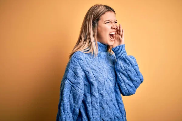 Jovem Mulher Loira Bonita Vestindo Camisola Gola Alta Sobre Fundo — Fotografia de Stock