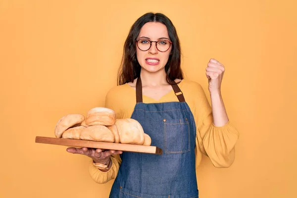 Junge Schöne Bäckerin Mit Blauen Augen Trägt Schürze Tablett Mit — Stockfoto