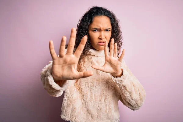 Jonge Mooie Vrouw Met Krullend Haar Dragen Casual Trui Staan — Stockfoto