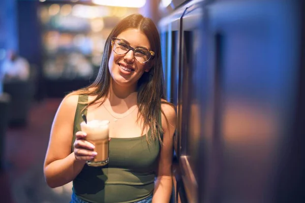 Joven Hermosa Mujer Sonriendo Feliz Confiado Pie Con Sonrisa Cara — Foto de Stock