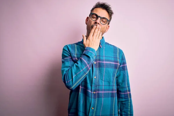 Mladý Pohledný Muž Neformální Košili Brýlích Stojící Nad Osamělým Růžovým — Stock fotografie
