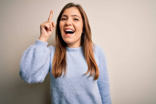 Schöne Junge Frau Lässigem Winterpullover Vor Isoliertem Hintergrund Mit Erhobenem — Stockfoto