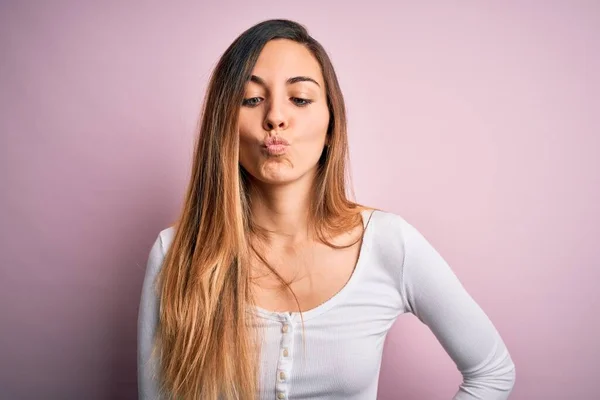 Mulher Loira Bonita Nova Com Olhos Azuis Vestindo Shirt Branca — Fotografia de Stock