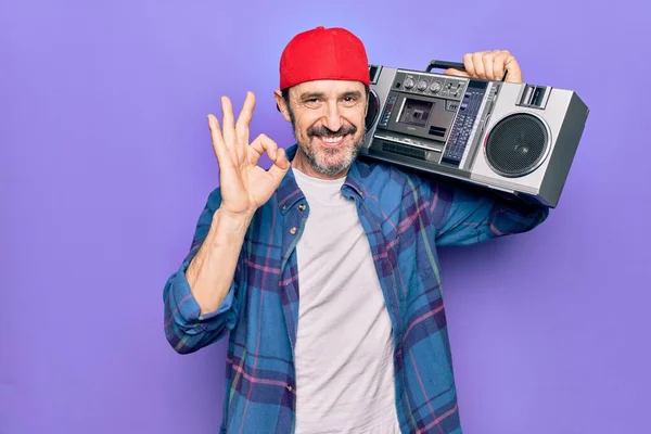 Hombre Mediana Edad Con Gorra Escuchando Boombox Vintage Sobre Fondo —  Fotos de Stock