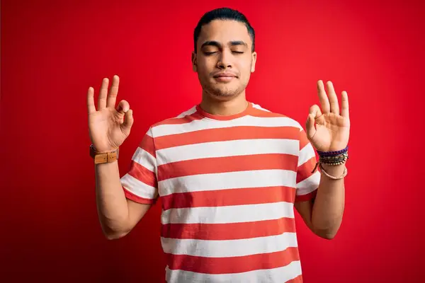 Νεαρός Βραζιλιάνος Άνδρας Φορώντας Casual Ριγέ Shirt Στέκεται Πάνω Από — Φωτογραφία Αρχείου