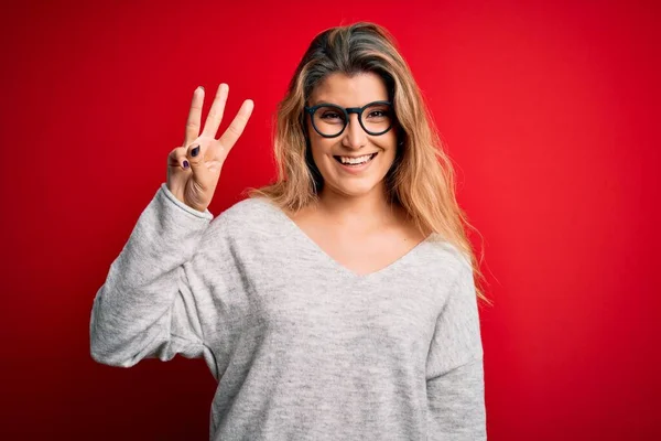 Junge Schöne Blonde Frau Trägt Pullover Und Brille Über Isoliertem — Stockfoto