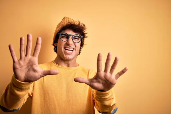 Joven Hombre Guapo Con Camiseta Casual Gafas Sobre Fondo Amarillo —  Fotos de Stock