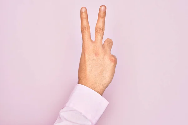 Mão Jovem Caucasiano Mostrando Dedos Sobre Fundo Rosa Isolado Contando — Fotografia de Stock