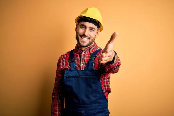 Jonge Bouwer Man Constructie Uniform Veiligheidshelm Gele Geïsoleerde Achtergrond Glimlachend — Stockfoto