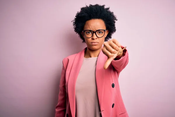 Ung Vacker Afroamerikansk Afro Affärskvinna Med Lockigt Hår Bär Rosa — Stockfoto