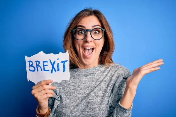 Jong Mooi Brunette Vrouw Holding Papier Met Brexit Bericht Blauwe — Stockfoto