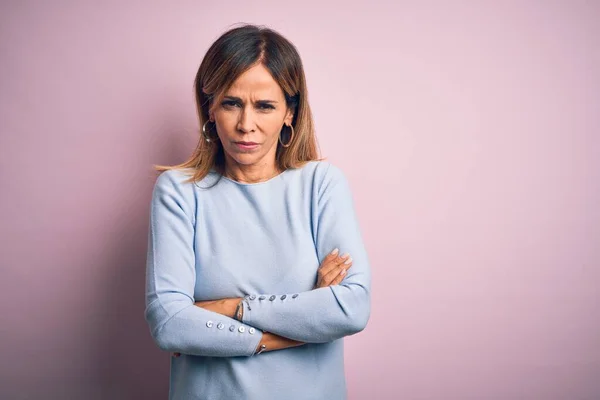 Medioevo Bella Donna Indossa Casual Shirt Piedi Sopra Isolato Sfondo — Foto Stock