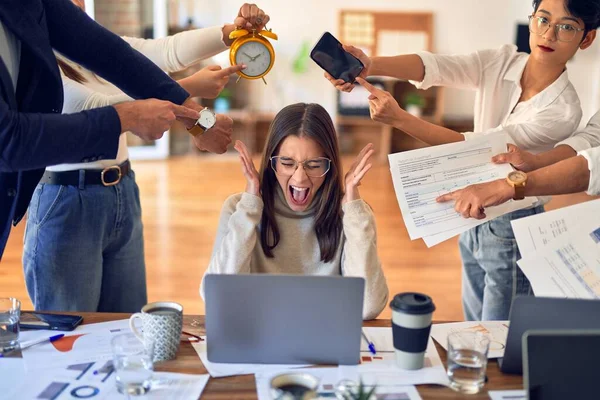 Gruppo Imprenditori Che Lavorano Insieme Partner Sottolineando Uno Loro Ufficio — Foto Stock