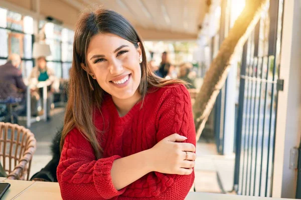 Junge Schöne Brünette Frau Lächelt Glücklich Und Zuversichtlich Mit Einem — Stockfoto