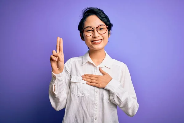 Młoda Piękna Azjatka Ubrana Luźną Koszulę Okulary Stojąca Nad Fioletowym — Zdjęcie stockowe