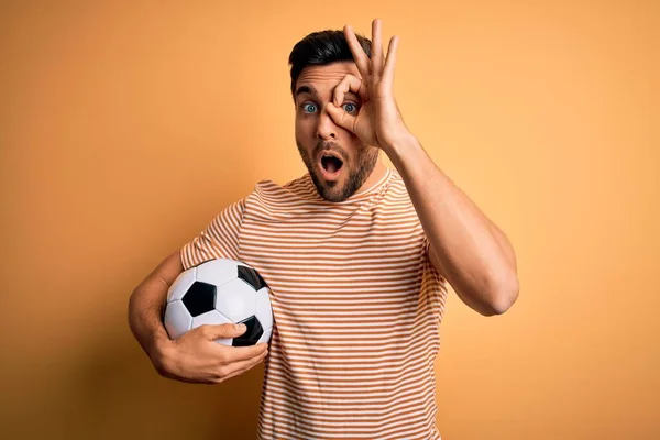 Beau Joueur Homme Avec Barbe Jouant Football Tenant Ballon Football — Photo