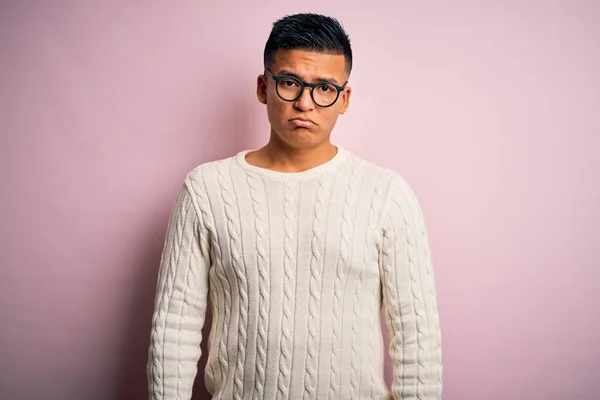 Mladý Pohledný Latinský Muž Bílém Ležérním Svetru Brýlích Přes Růžové — Stock fotografie