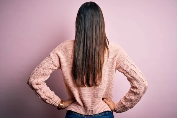 Jong Mooi Brunette Vrouw Dragen Casual Trui Geïsoleerde Roze Achtergrond — Stockfoto