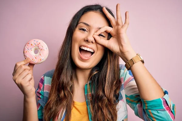 Ung Vacker Brunett Kvinna Äter Söt Rosa Munk Över Isolerad — Stockfoto