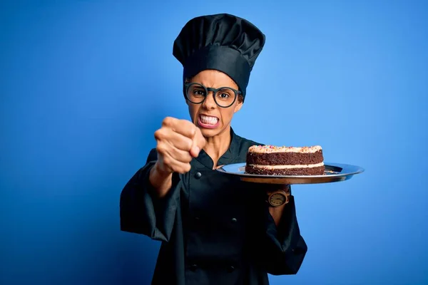 Ung Afrikansk Amerikansk Bagare Kvinna Bär Spis Uniform Och Hatt — Stockfoto
