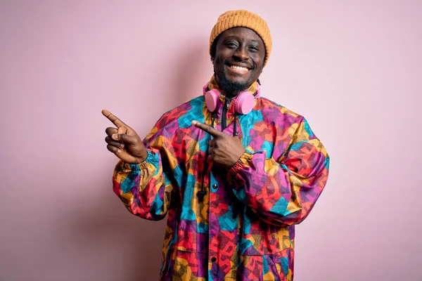 Jovem Homem Afro Americano Bonito Vestindo Casaco Colorido Boné Sobre — Fotografia de Stock