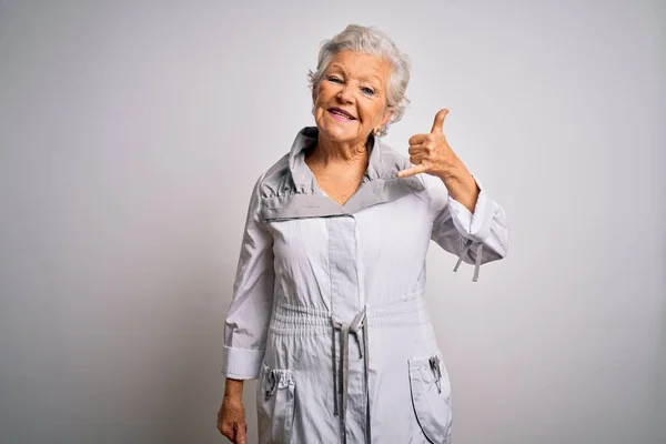 Ältere Schöne Grauhaarige Frau Lässiger Jacke Die Vor Weißem Hintergrund — Stockfoto