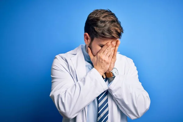 Ung Blond Terapeut Man Med Skägg Och Blå Ögon Bär — Stockfoto