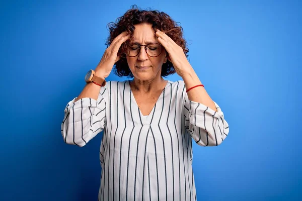 Mujer Hermosa Edad Media Pelo Rizado Con Camisa Rayas Casuales —  Fotos de Stock