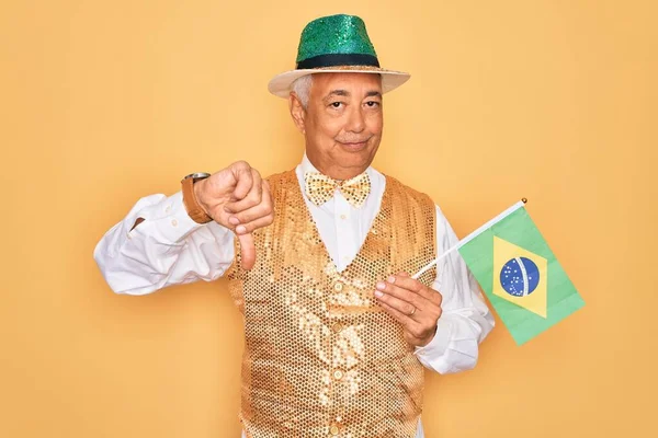 Medelålders Äldre Gråhårig Man Brasiliansk Karnevalsvanilj Håller Brasilien Flagga Med — Stockfoto