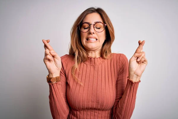 Giovane Bella Donna Bruna Indossa Maglione Casual Occhiali Sfondo Bianco — Foto Stock